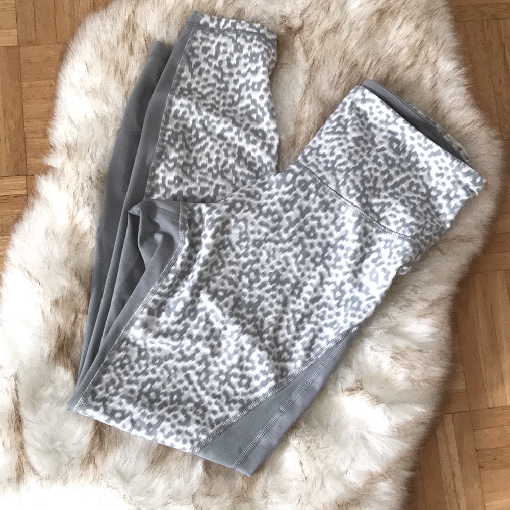Old Navy Elevate Go-Dry Gray Animal Print Mesh Leggings Size M